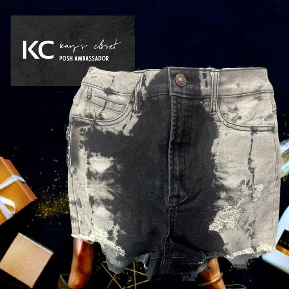 41. Dye Pinch Cut-Off Short with Deconstruction - Picture 1 of 10
